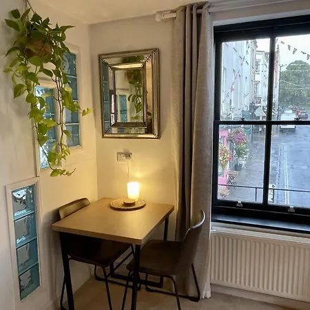 Cosy Oasis In The Heart Of Clifton Village *