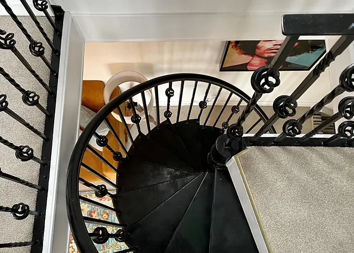 Cosy Oasis In The Heart Of Clifton Village Bristol